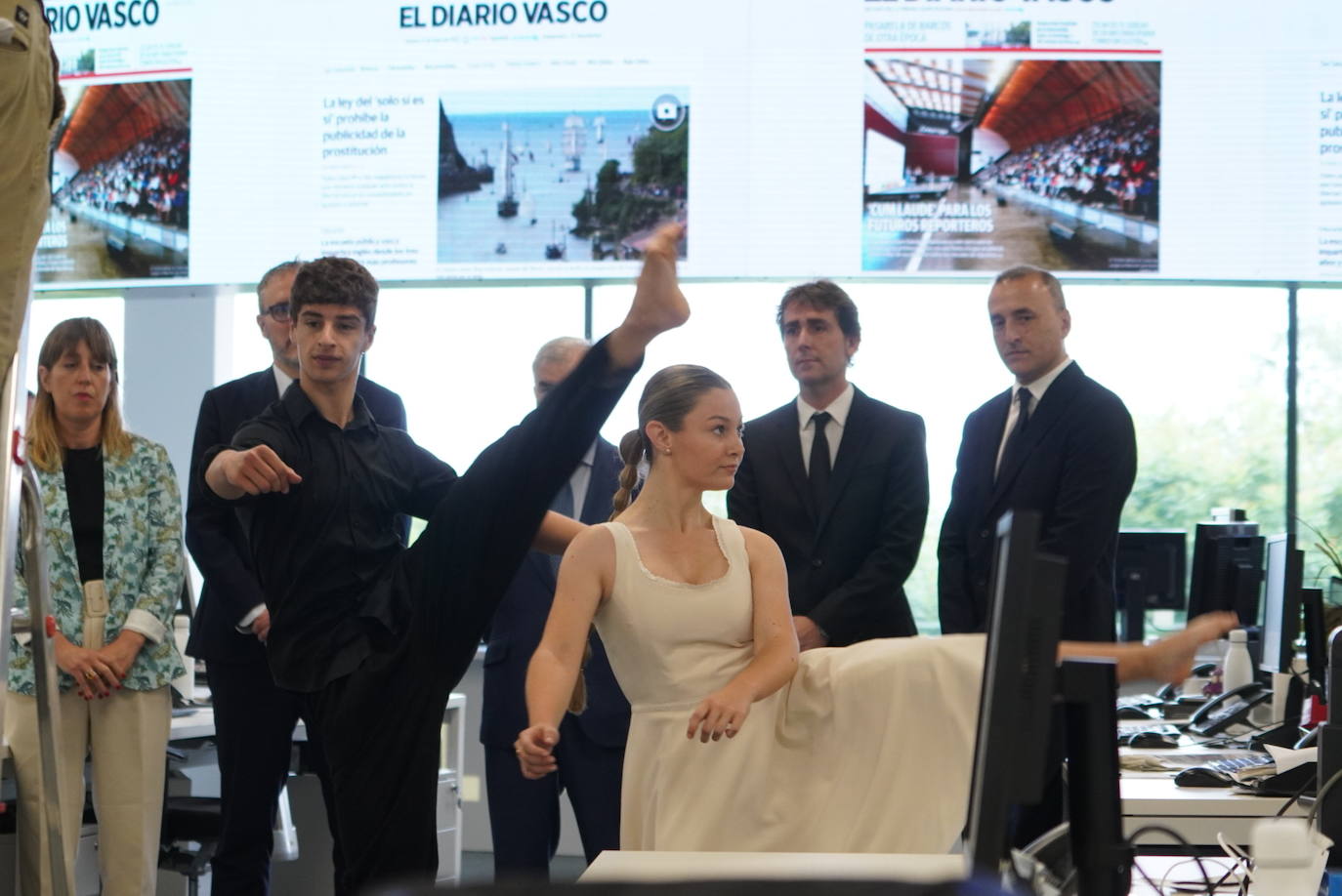 Unos dantzaris bailan el aurresku en Redacción ante los periodistas y dirección de El Diario Vasco. 