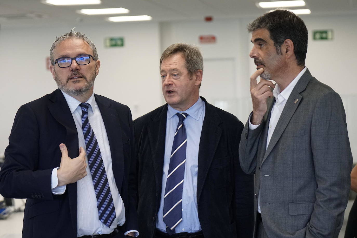 Iñigo Barrenechea, director general de DV; Bingen Zupiria, portavoz del Gobierno Vasco; y Eneko Goia, alcalde de Donostia 