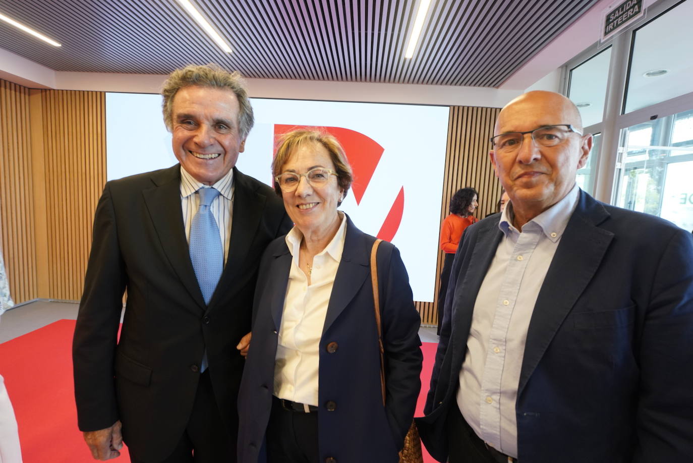 Fernando Berridi, con Amaia Guridi y el exdirector de DV José Gabriel Mujika. 