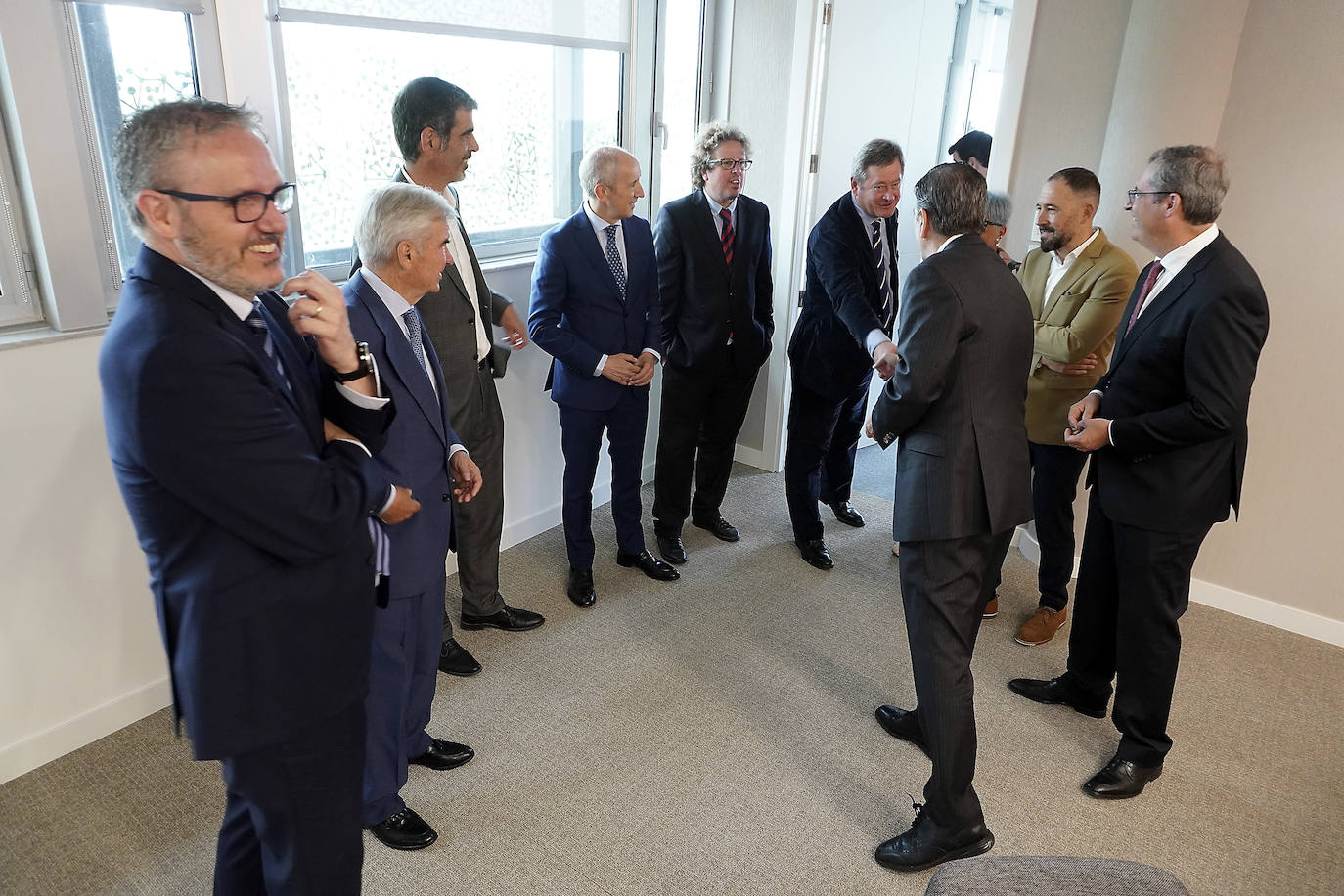 Saludos entre los asistentes al acto de inauguración. 