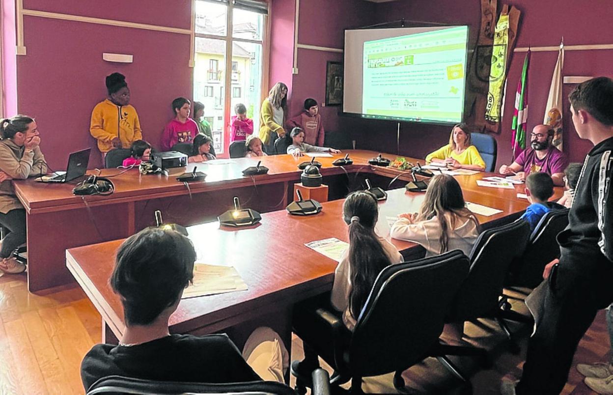 Los alumnos explicaron en el salón de plenos sus propuestas. 