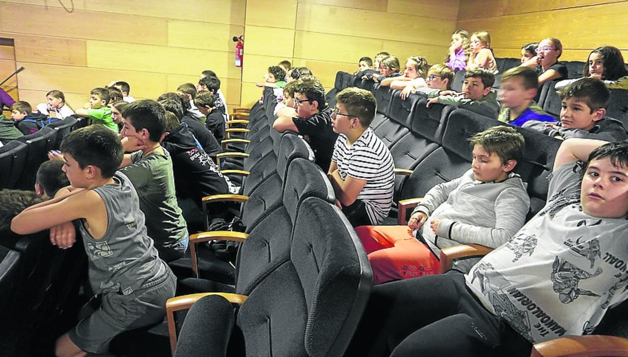 Dos bailarines en pleno espectáculo ante los alumnos de la Herri Eskola lezoarra. 