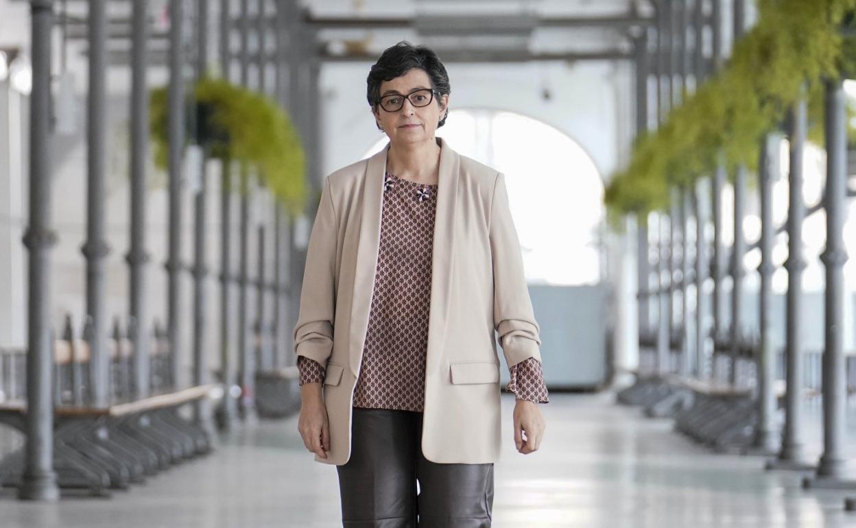 Arantxa González Laya paseando por el Tinglado de Tolosa, en mayo del añopasado. 