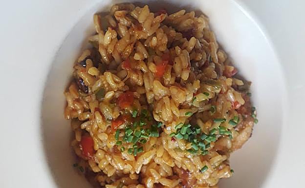 La ración de arroz del menú con sofrito de hortalizas del huerto y aceite de oliva. 