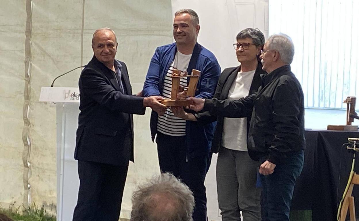 Elhuyarrek eta UEUk jaso dute Ibilbideari Elkar Saria