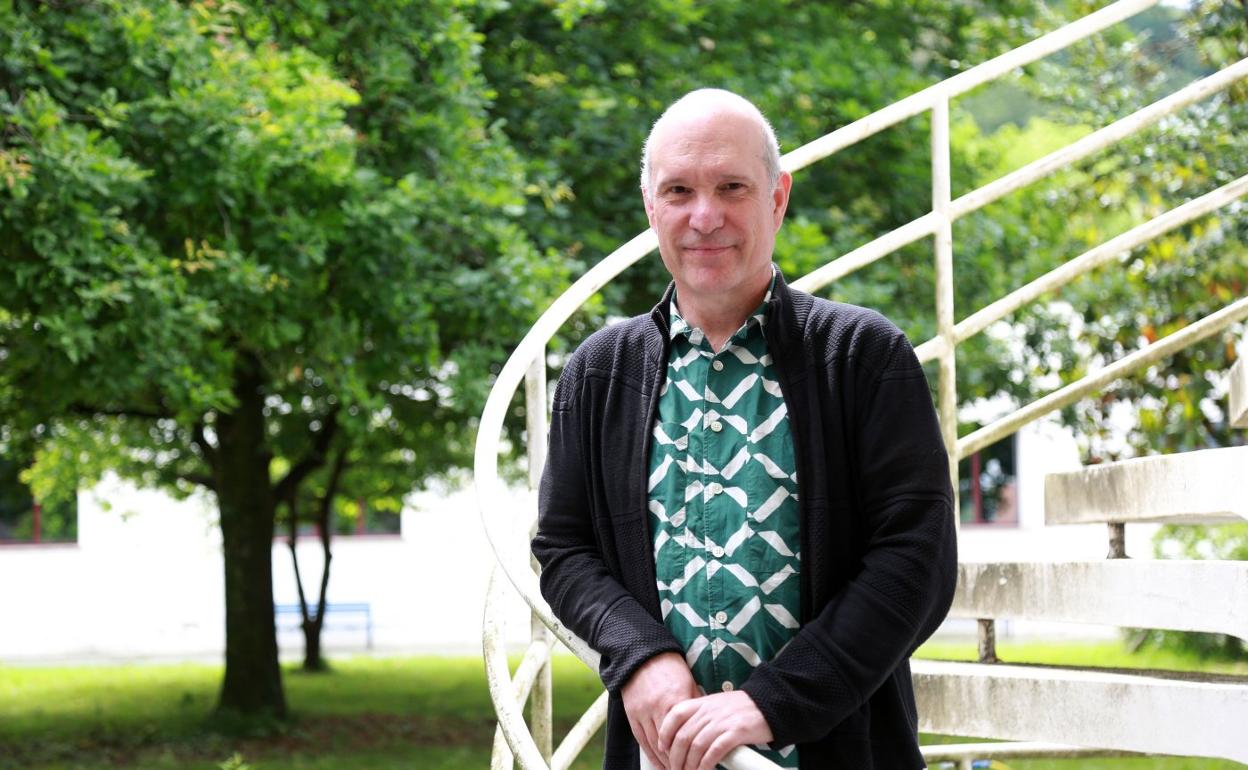 Imanol Larrea, en el patio de Soziolinguistika Klusterra en Andoain. 