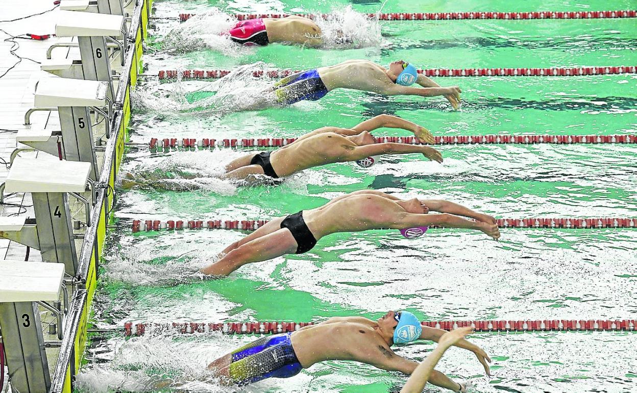 Uno de los arranques de una prueba de espalda en el Premio San Juan del sábado pasado. 