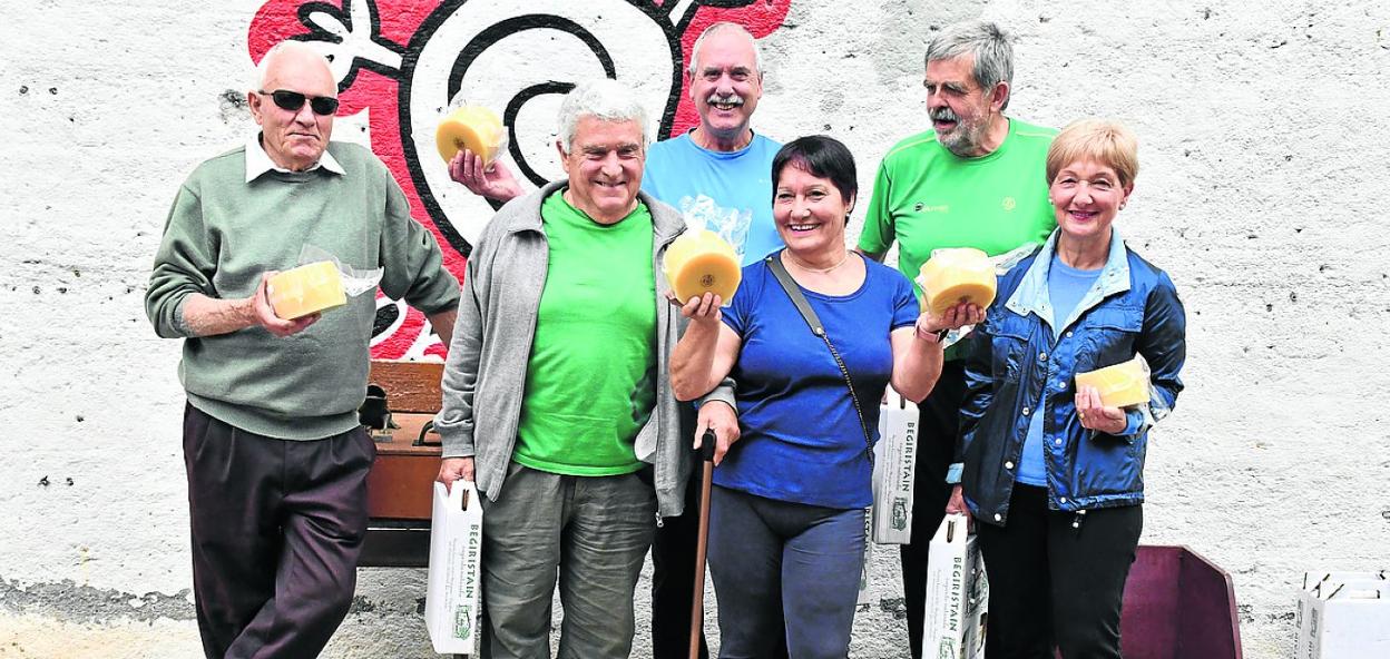 Toka, Igel eta Pote txapelketan irabazi zuten jubilatuak, jasotako sariekin. 