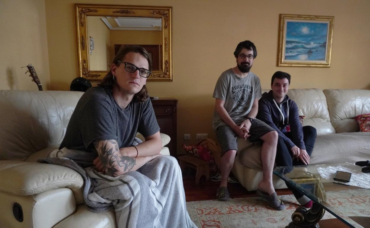 Iker, David y Koldo, en su casa alquilada de Lasarte-Oria. 