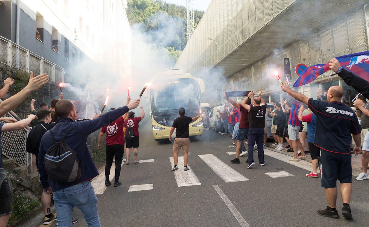 Aficionados del Eibar despiden al equipo a su equipo a la salida ayer de Ipurua, rumbo a Alcorcón. 