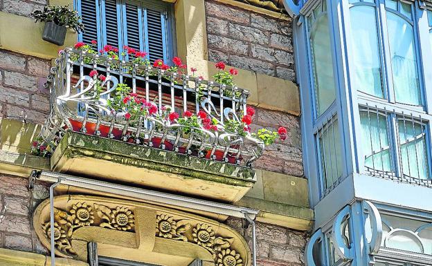 Balcones y dinteles están decorados con formas de la naturaleza. 