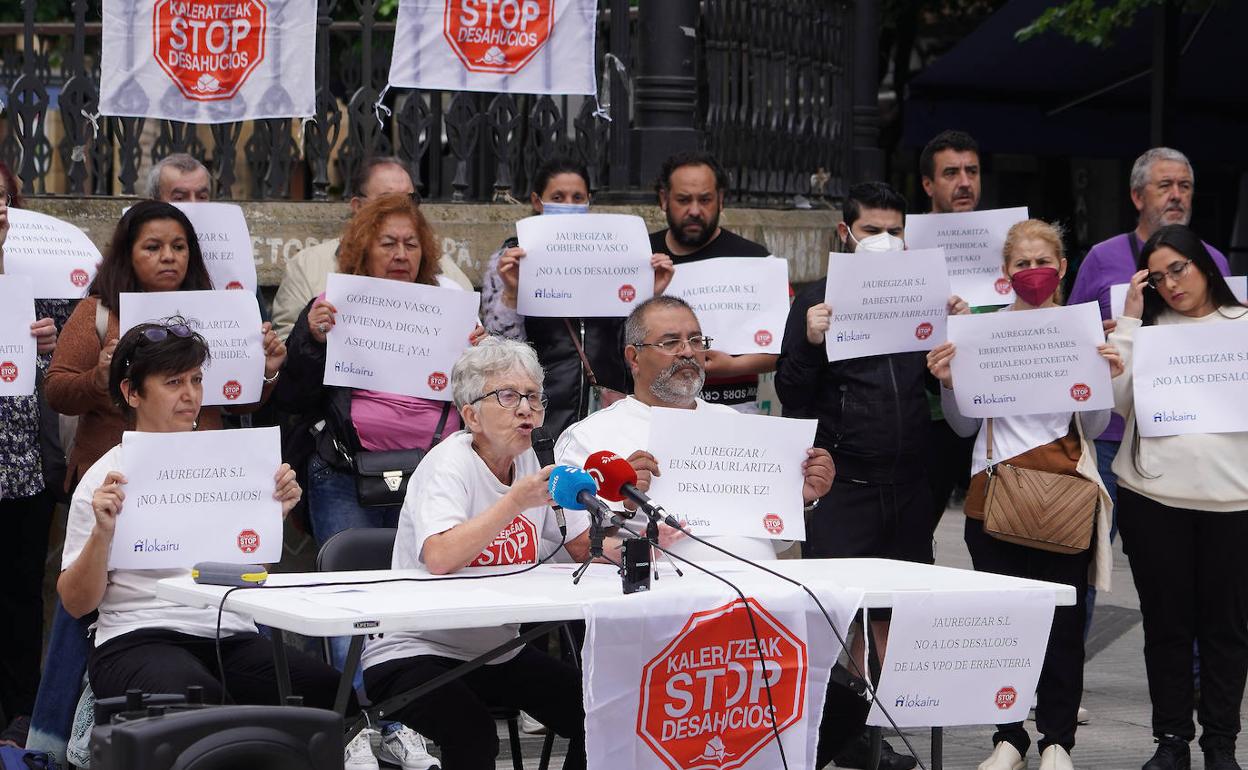 Stop Desahucios se manifiesta en Errenteria.