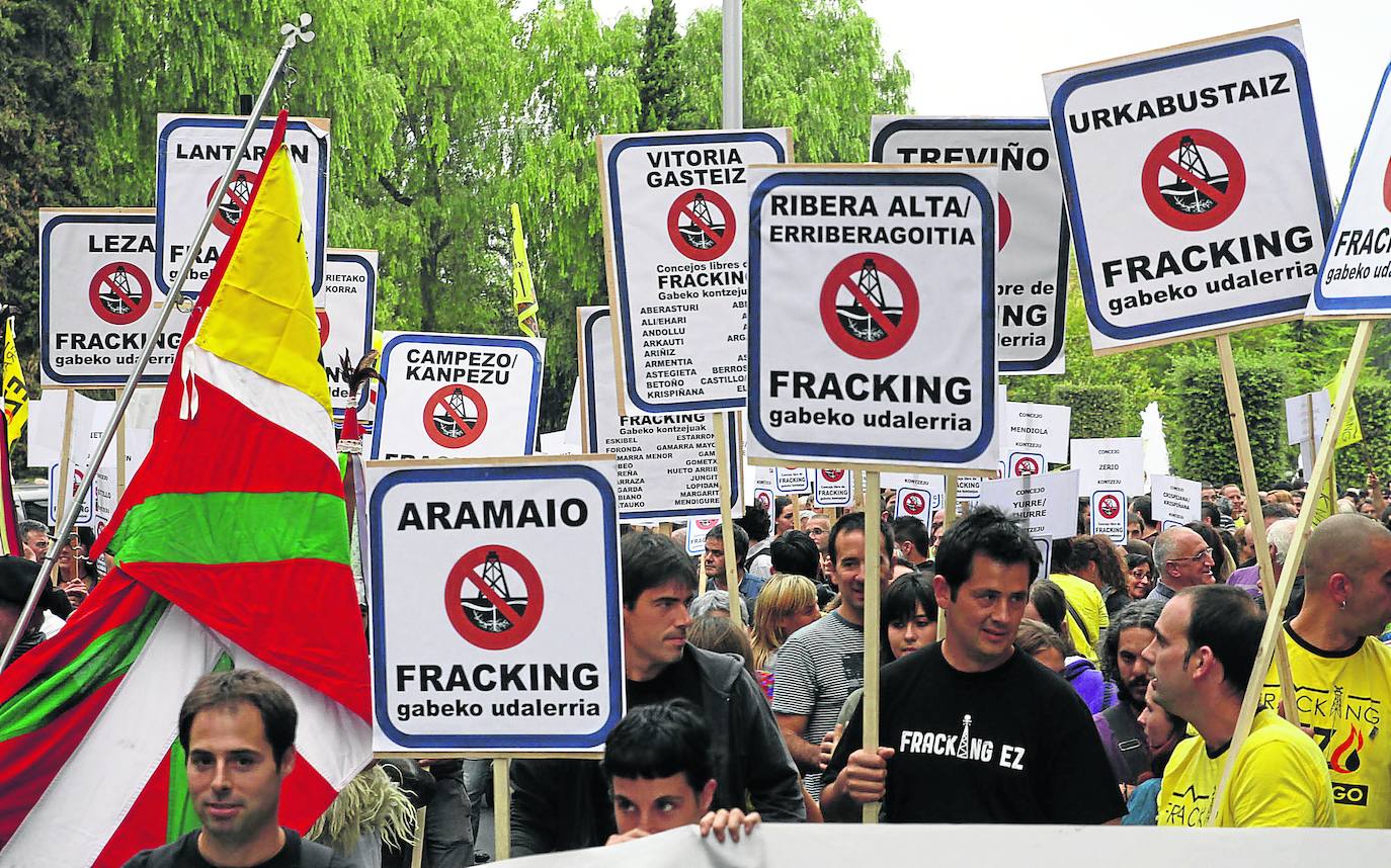 Protesta en 2012 contra la extracción de gas del subsuelo alavés mediante la técnica del fracking. 