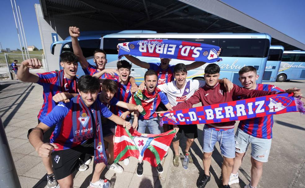 Vídeo: La afición anima al Eibar durante el viaje hasta Alcorcón.