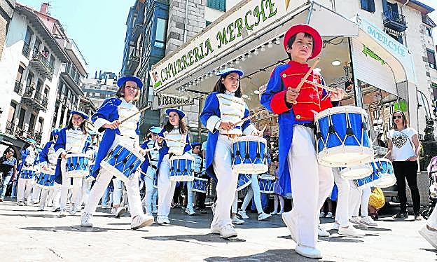 Participantes en la tamborrada infantil de 2019, la última antes de la aparición de la Covid-19. 