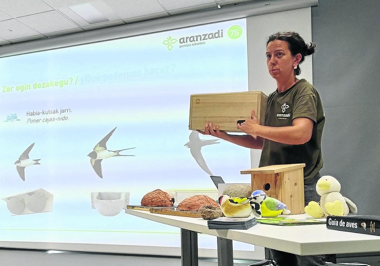 Olatz Aizpurua explica los distintos tipos de nidos en la charla que tuvo lugar en Palmera Montero. 