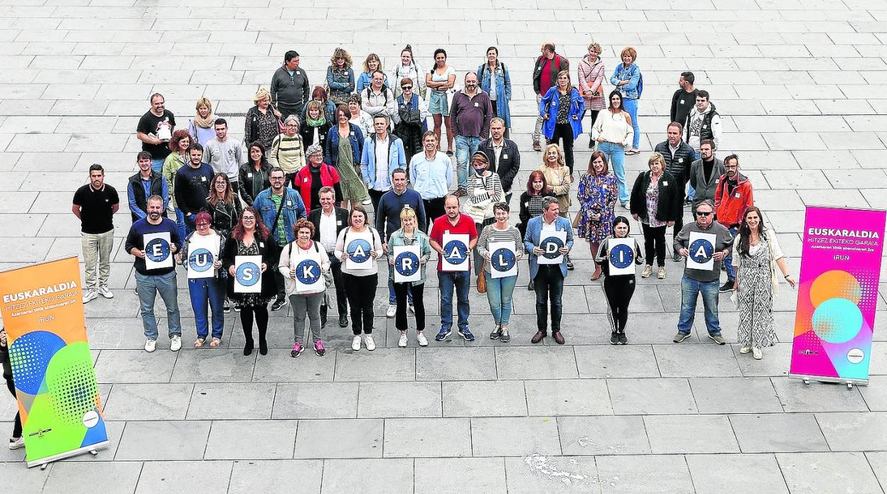 Irungo Udal talde guztietako zinegotziak eta hiriko zenbait entitateko kideak elkartu ziren San Juanen Euskaraldiari babesa emateko. 