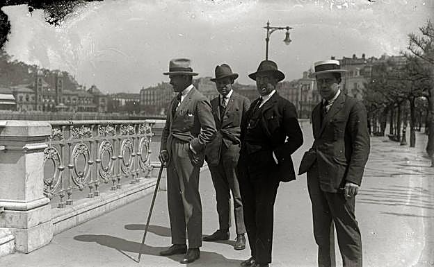 Un grupo de caballeros posa ante la actual barandilla, obra de Juan Rafael Alday e instalada a partir de 1910 durante la ampliación del paseo. 