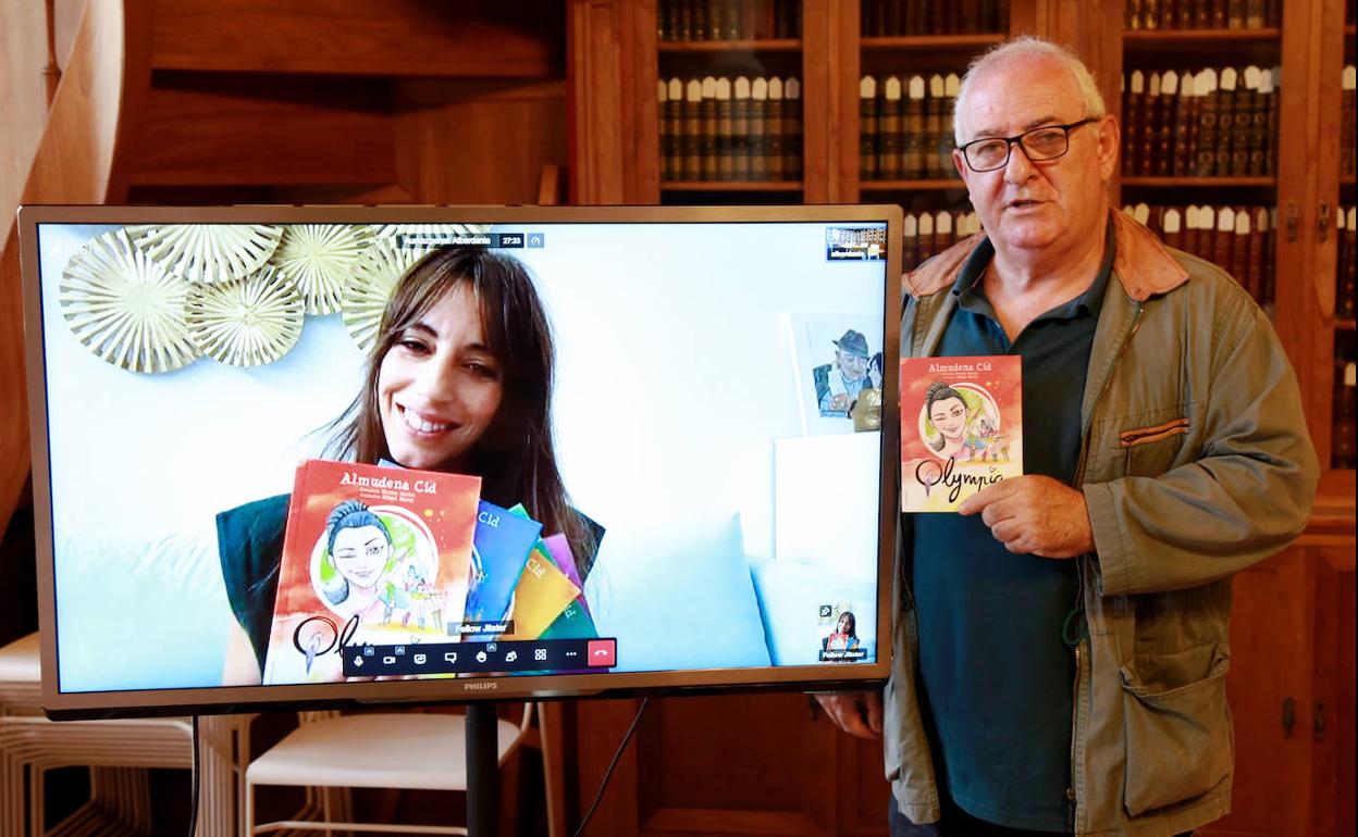 Almudena Cid eta Mitxel Murua 'Olympia' bildumako 'Ustekabeko Bira' lanaren aurkezpenean Donostian. 