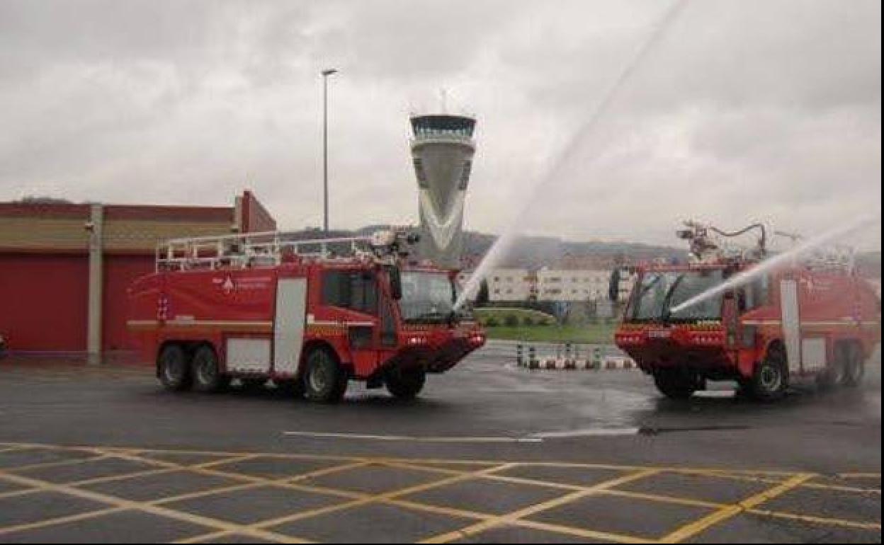 Dos camiones de Bomberos de Loiu durante un simuladro en el aeropuerto.
