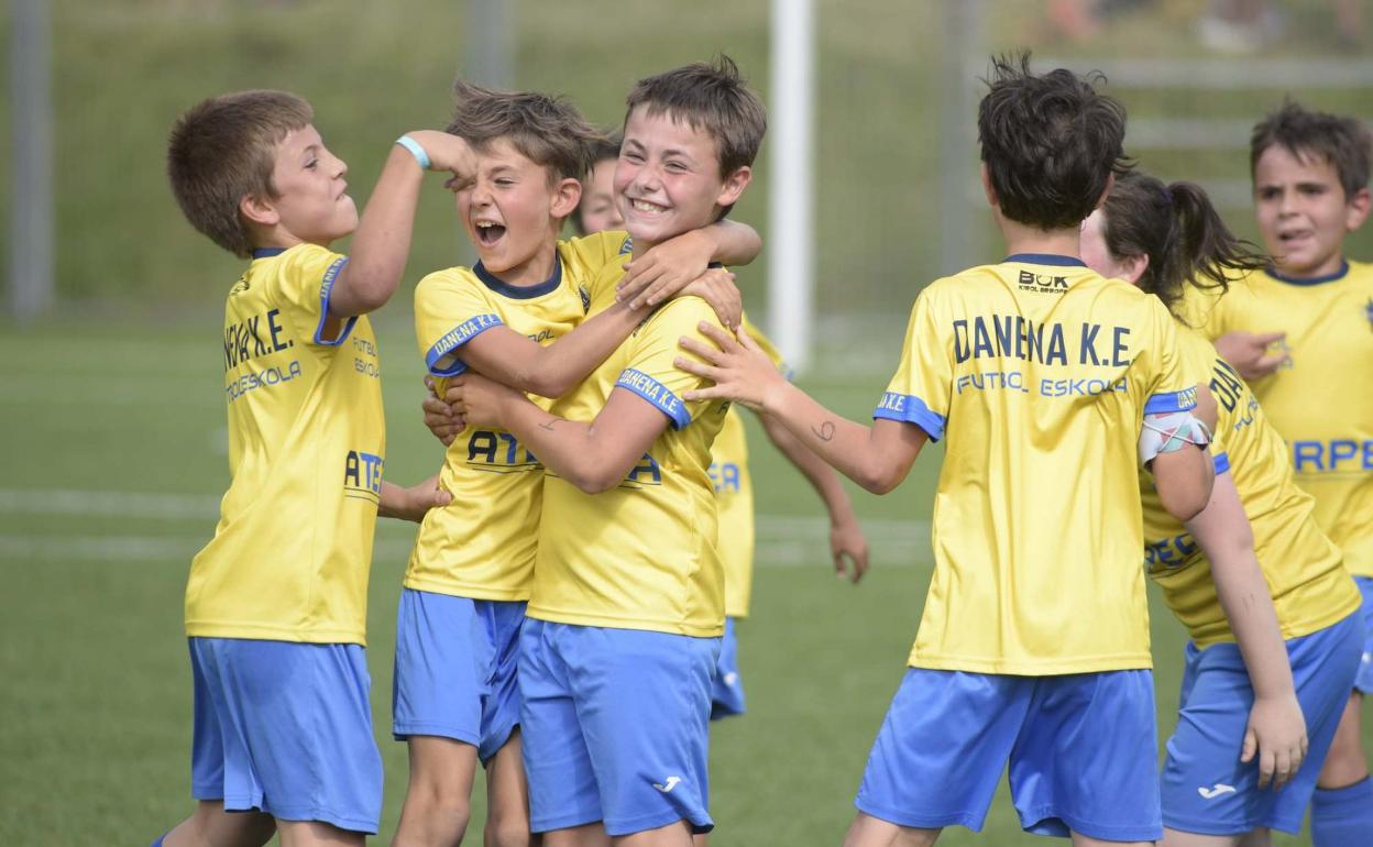 Jugadores del Danena celebran un gol.