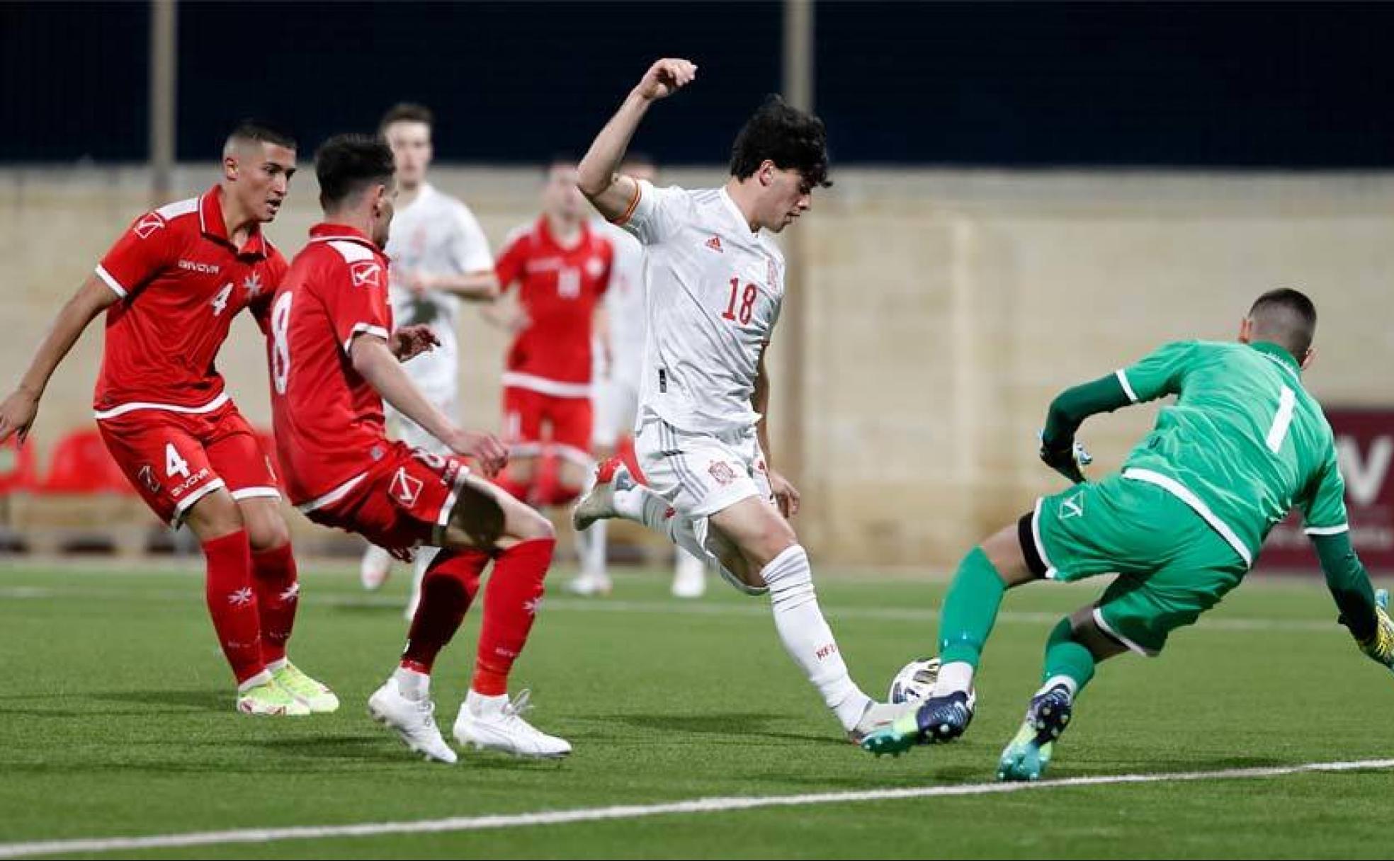 Julen Lobete se dispone a disparar para marcar su primer gol con la Sub-21 el día de su debut ante Malta 