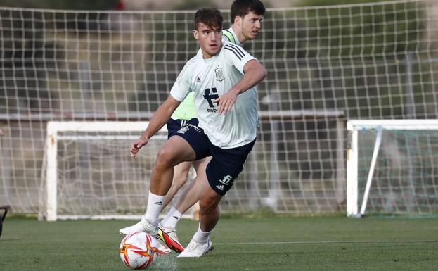 Urko González de Zárate entrenando con la Sub-21. El central gasteiztarra podría debutar ante Irlanda del Norte tras perderse dos convocatorias por sendas lesiones. 