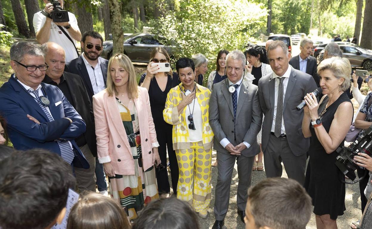 Urkullu y su esposa, Lucía Arieta-Araunabeña, ayer en Corti junto a Gilles Simeoni y otras autoridades. 