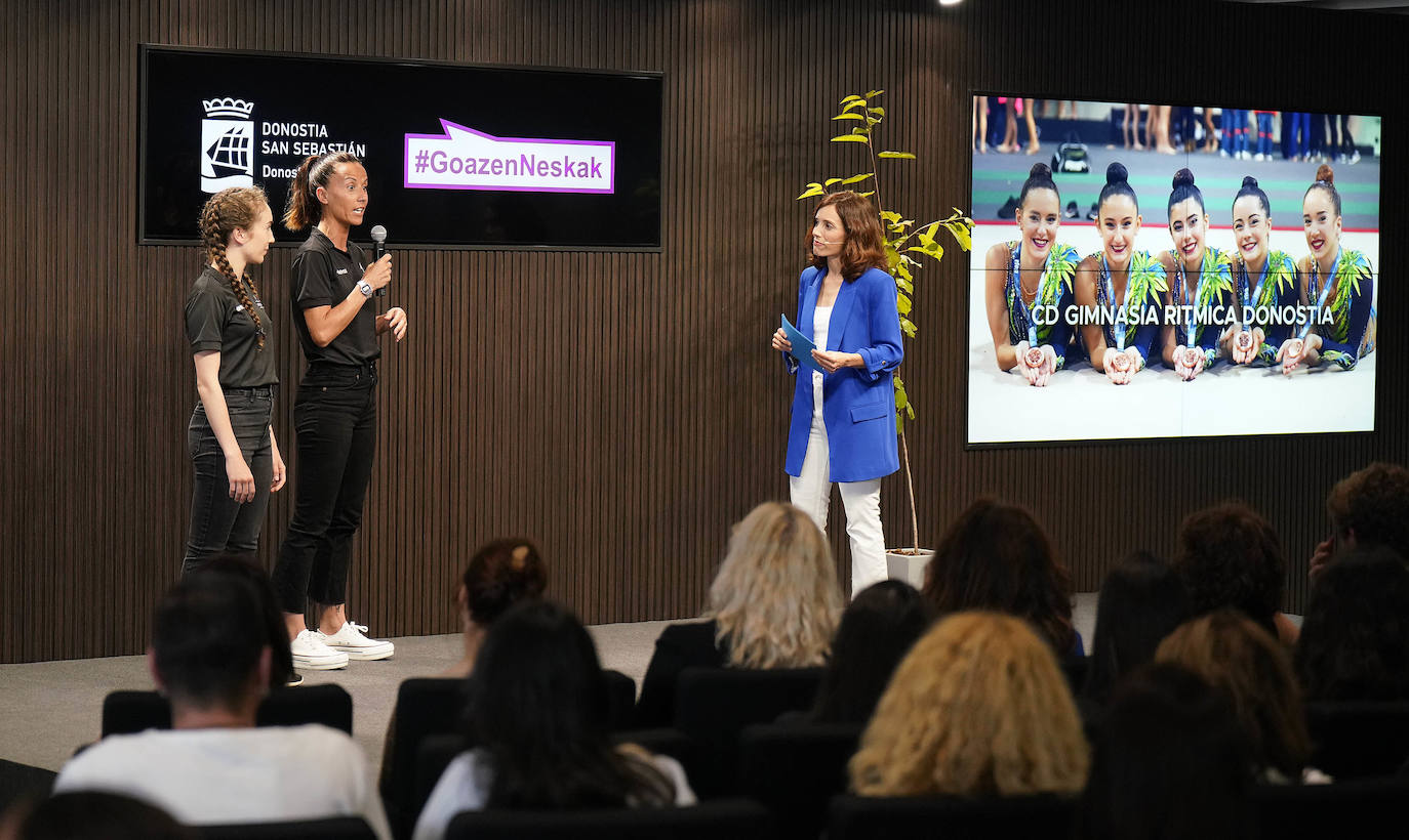 Fotos: Reconocimiento y una foto en el Reale Arena como recuerdo