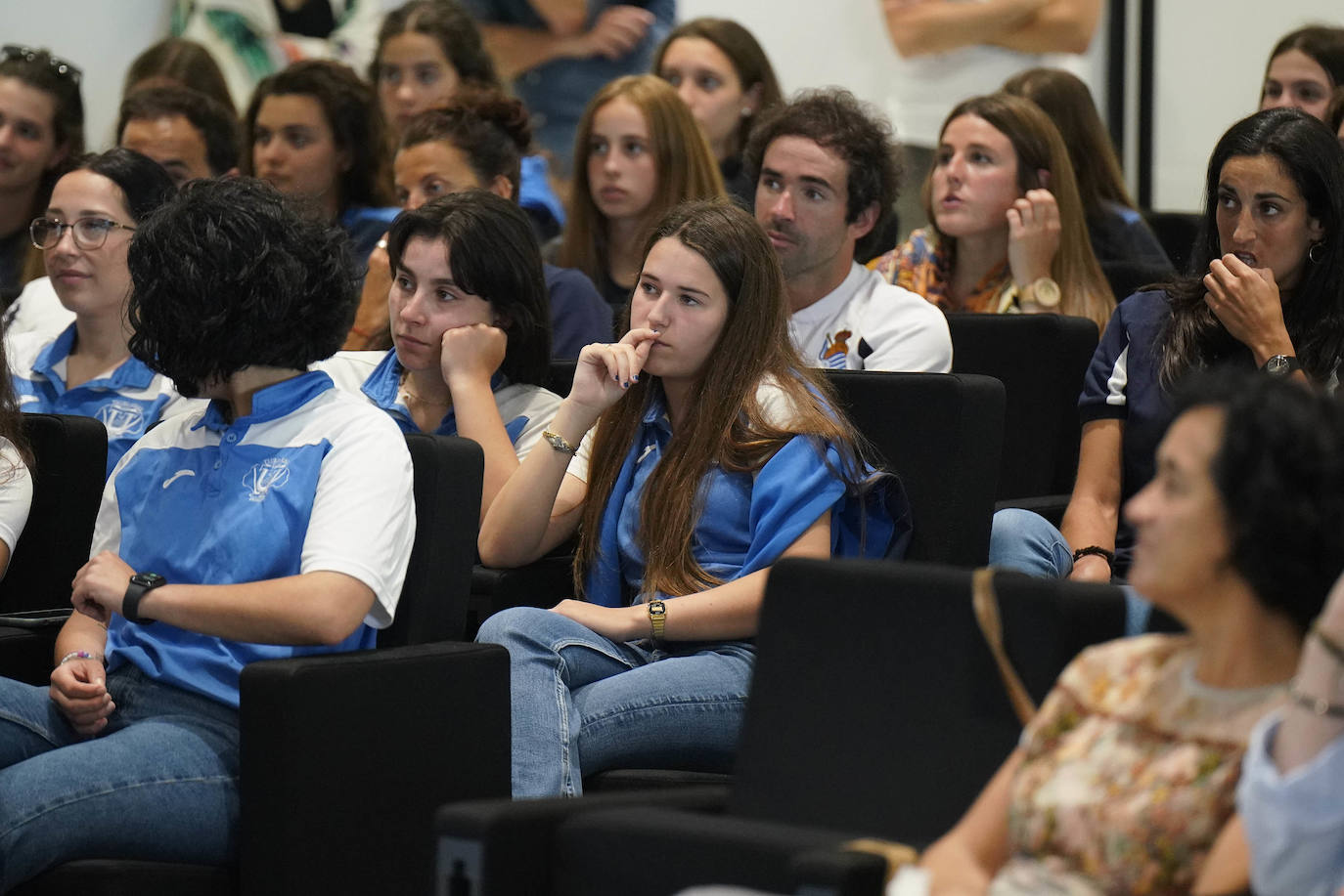 Fotos: Reconocimiento y una foto en el Reale Arena como recuerdo