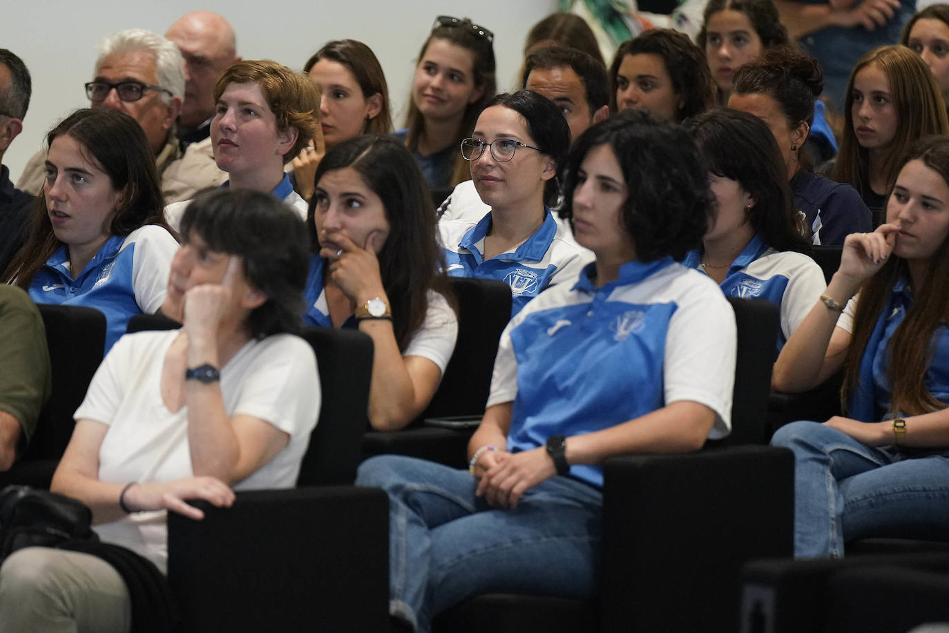 Fotos: Reconocimiento y una foto en el Reale Arena como recuerdo