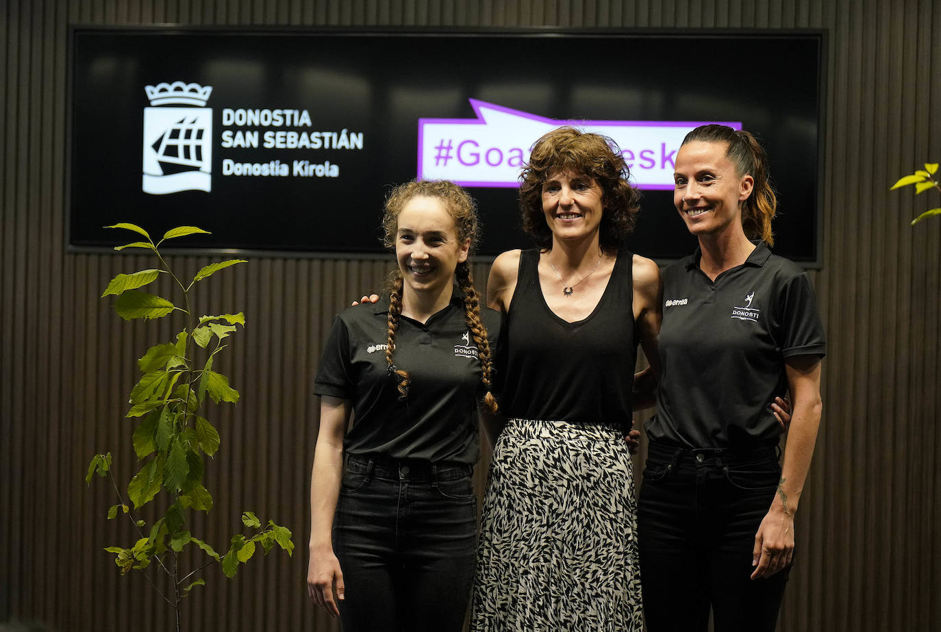 Fotos: Reconocimiento y una foto en el Reale Arena como recuerdo