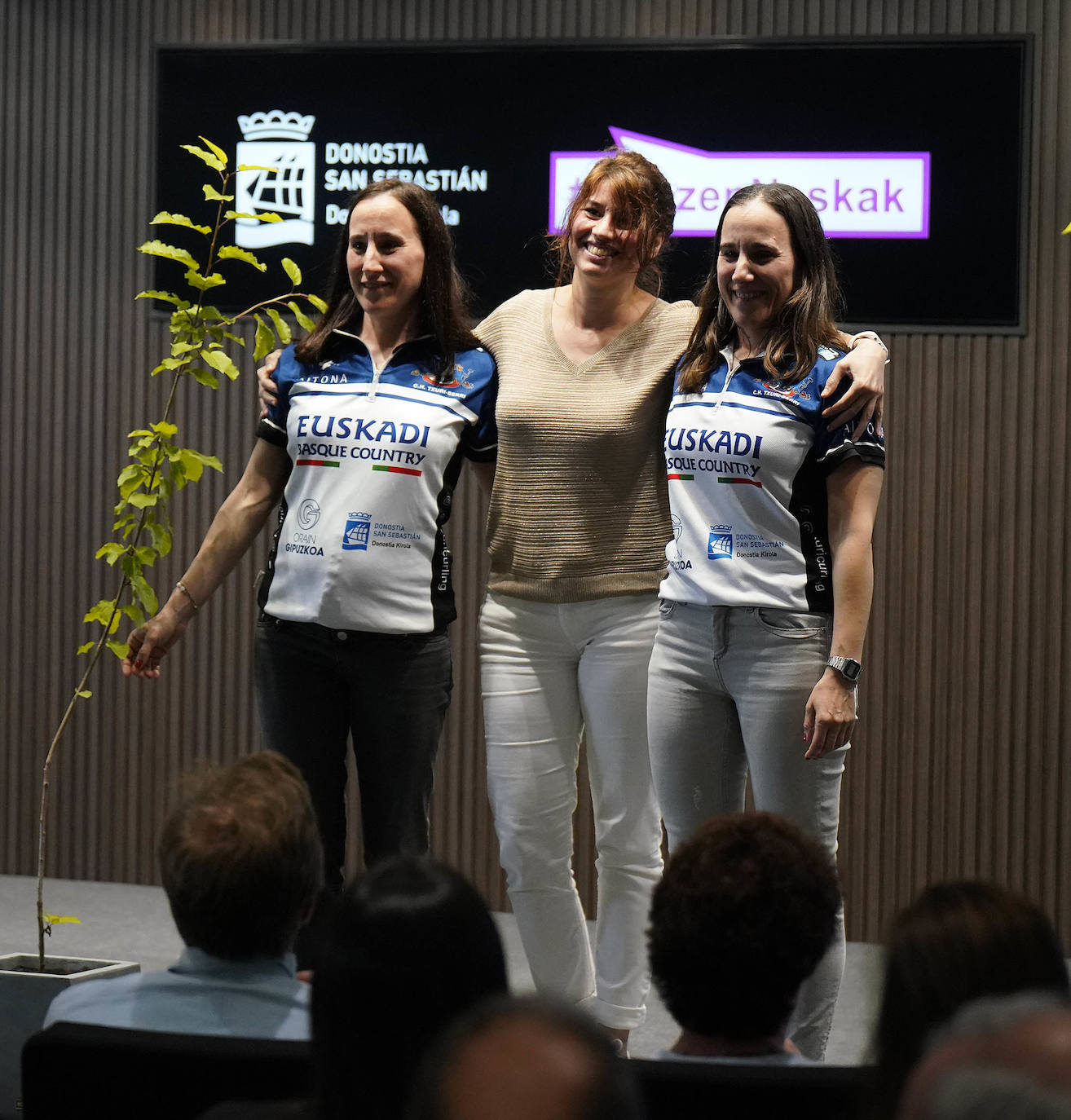 Fotos: Reconocimiento y una foto en el Reale Arena como recuerdo