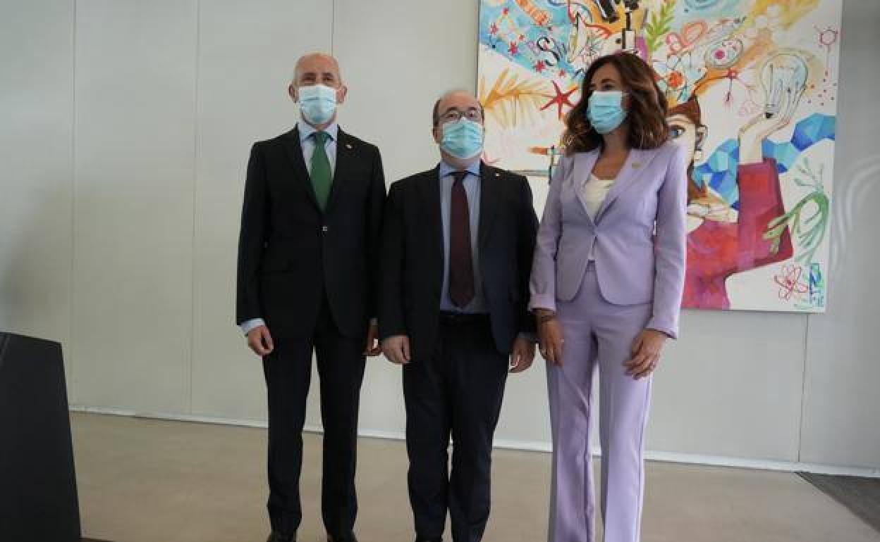 Erkoreka, Iceta y Garamendi, posan tras la última reunión de la comisión mixta de transferencias, en mayo de 2021. 