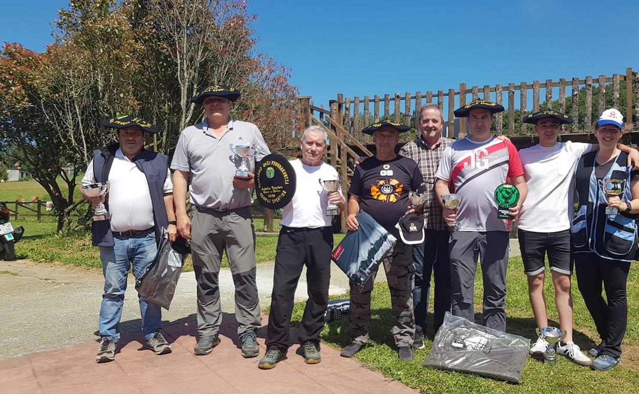 El podio completo de ganadores por categorías del Campeonato de Euskadi de compak sporting. 