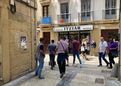 Imagen secundaria 1 - Secuencia de la detención registrada este jueves en Donostia. 