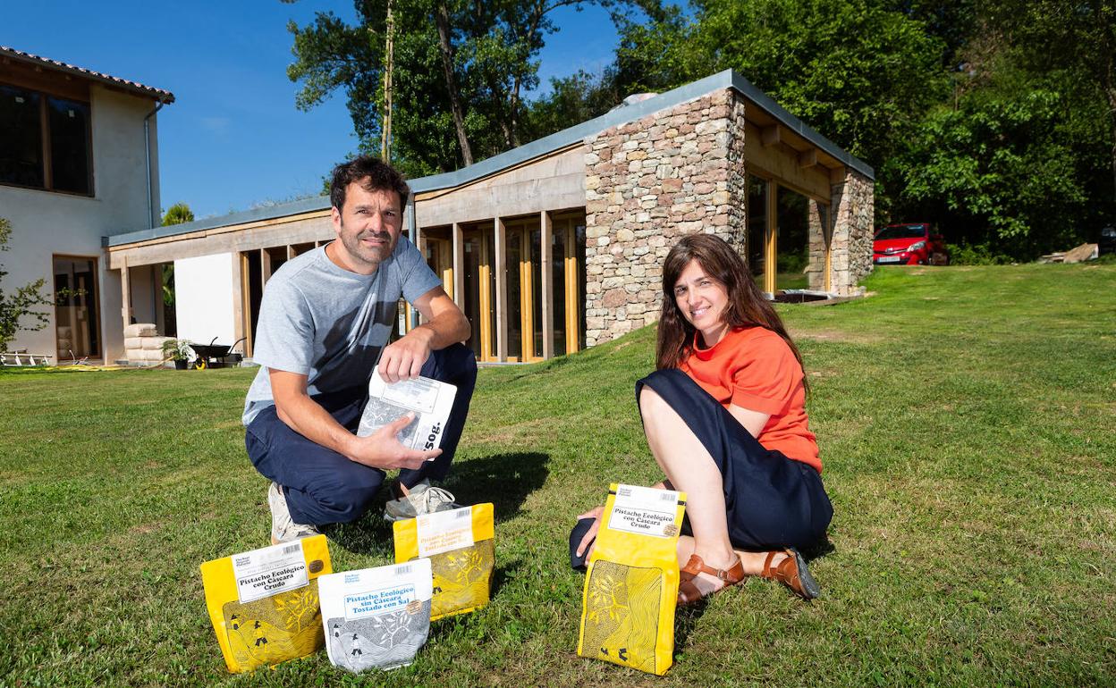 Borja Garmendia y Aurora Polo posan en su estudio con el proyecto premiado. 