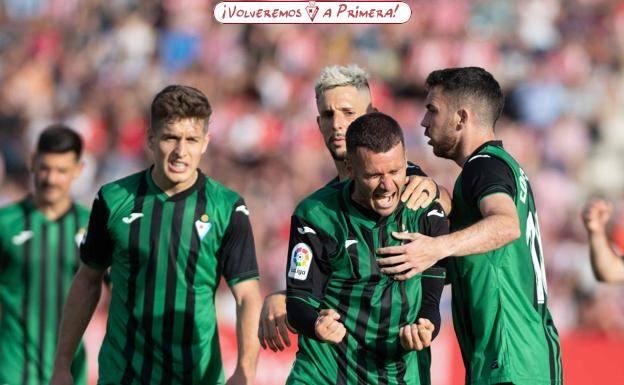 Los jugadores del Eibar celebran el golazo de Aketxe.