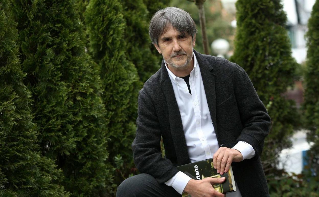 Ramon Saizarbitoria 'Martutene' aurkeztu zuenean egindako artxiboko argazkian. 