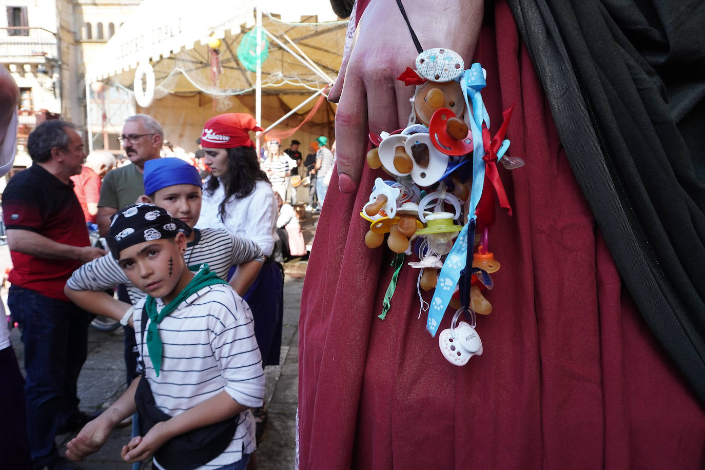 Fotos: El Pirata Zabarre y María Labaien vencen a la granizada y desembarcan