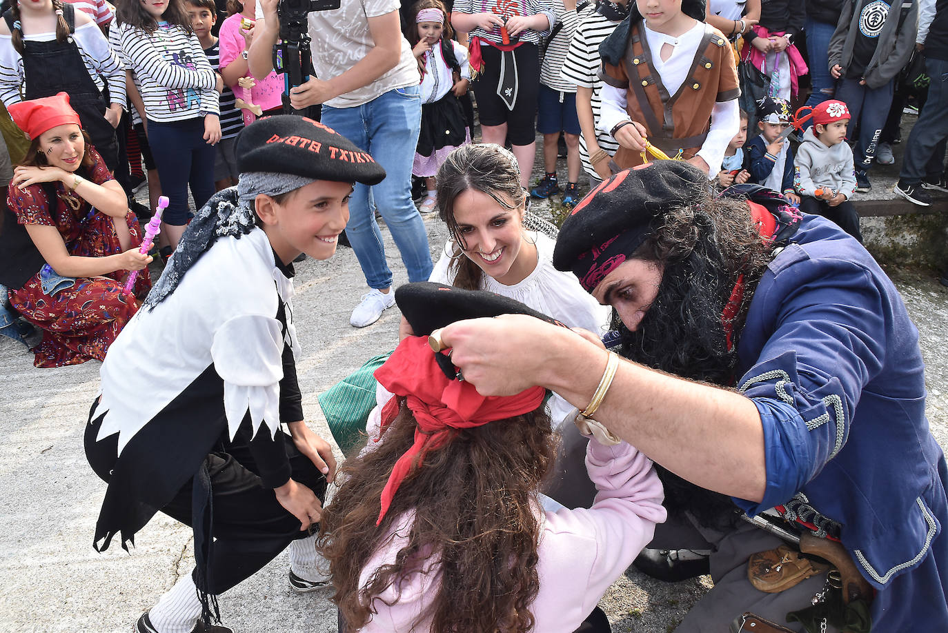 Fotos: El Pirata Zabarre y María Labaien vencen a la granizada y desembarcan