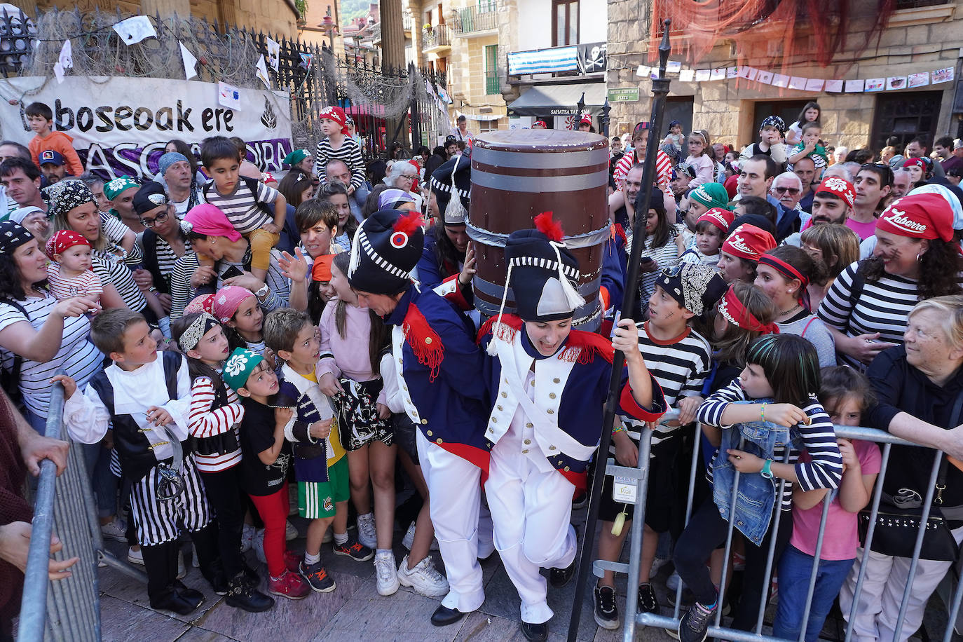 Fotos: El Pirata Zabarre y María Labaien vencen a la granizada y desembarcan