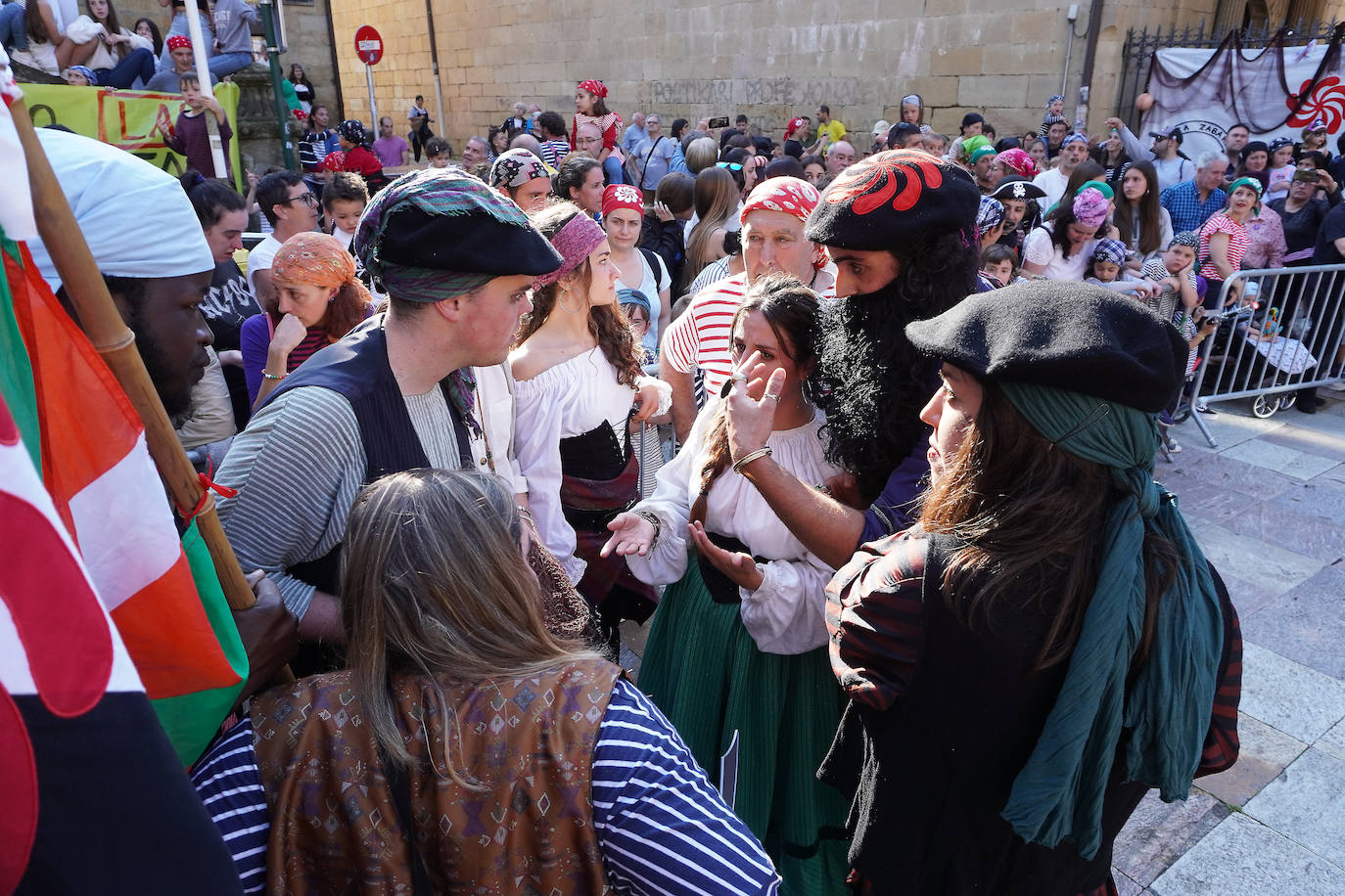 Fotos: El Pirata Zabarre y María Labaien vencen a la granizada y desembarcan