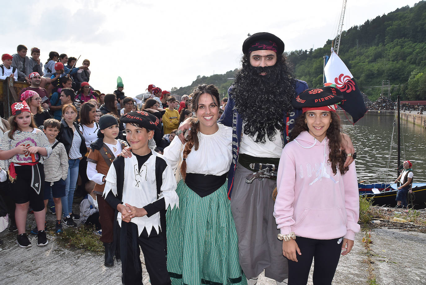 Fotos: El Pirata Zabarre y María Labaien vencen a la granizada y desembarcan