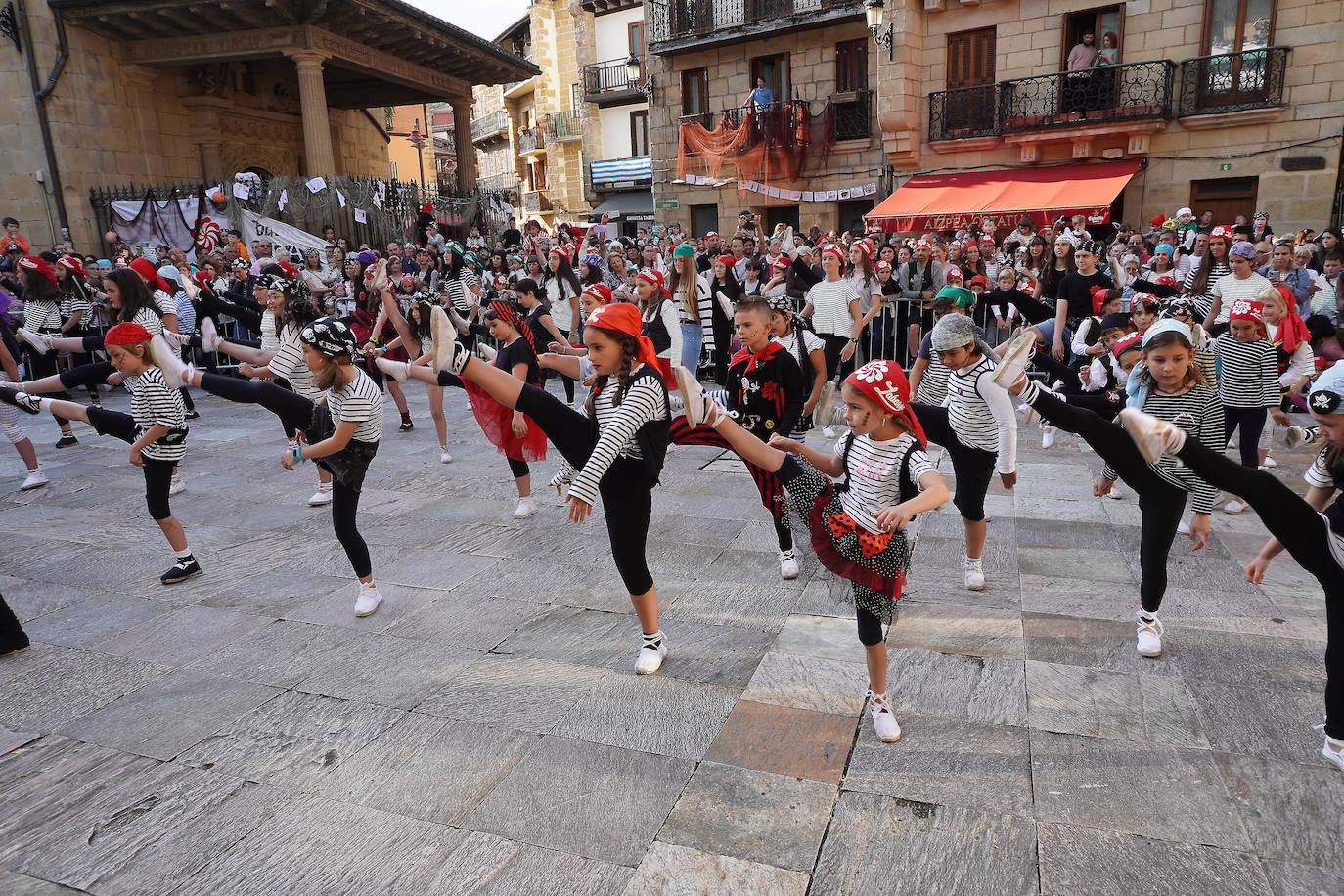Fotos: El Pirata Zabarre y María Labaien vencen a la granizada y desembarcan