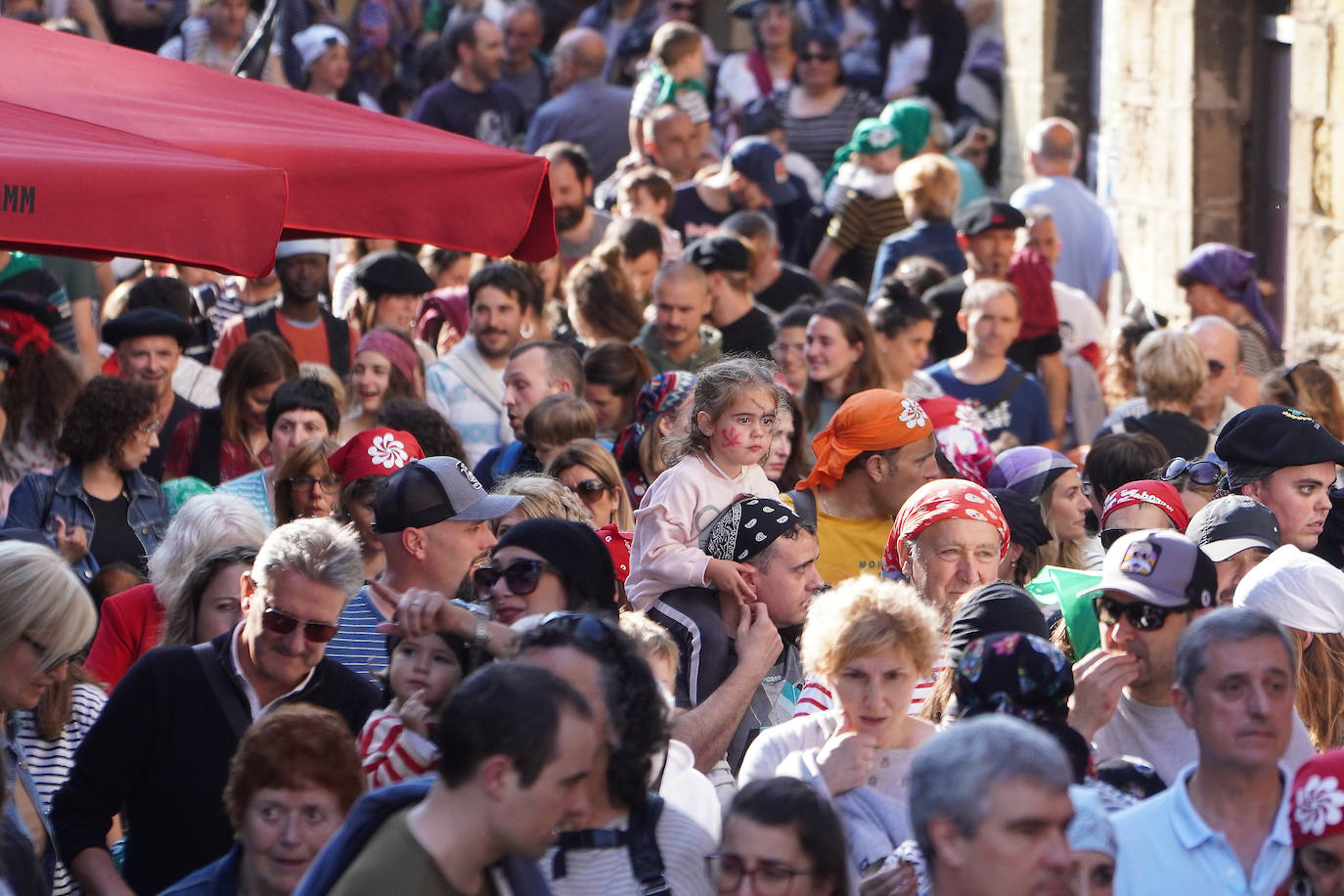 Fotos: El Pirata Zabarre y María Labaien vencen a la granizada y desembarcan
