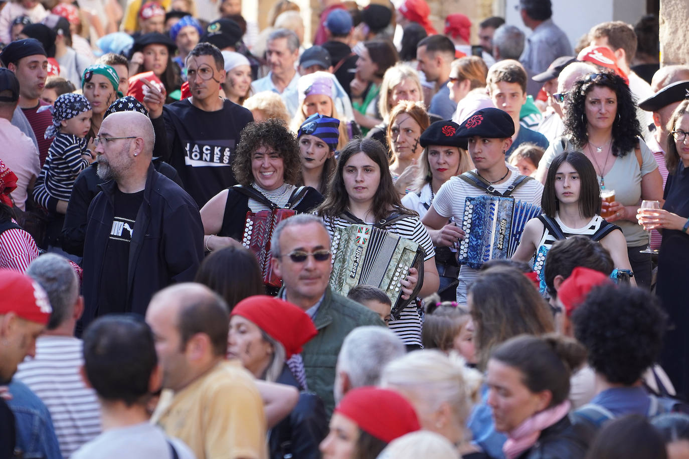 Fotos: El Pirata Zabarre y María Labaien vencen a la granizada y desembarcan