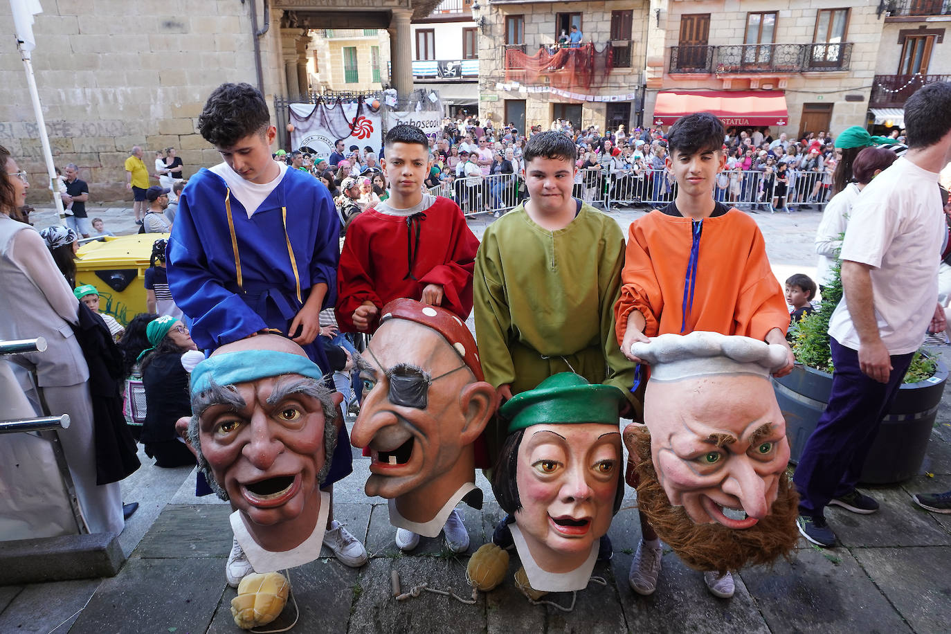 Fotos: El Pirata Zabarre y María Labaien vencen a la granizada y desembarcan