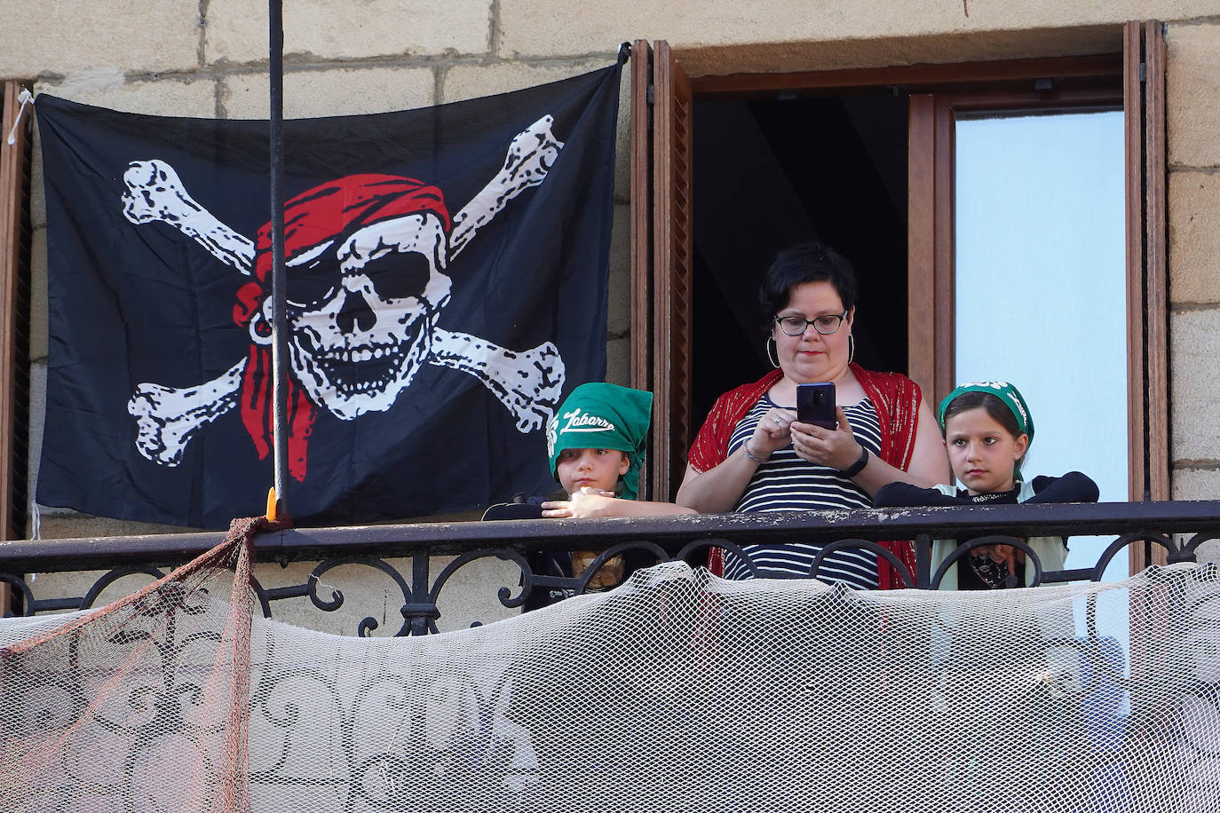 Fotos: El Pirata Zabarre y María Labaien vencen a la granizada y desembarcan