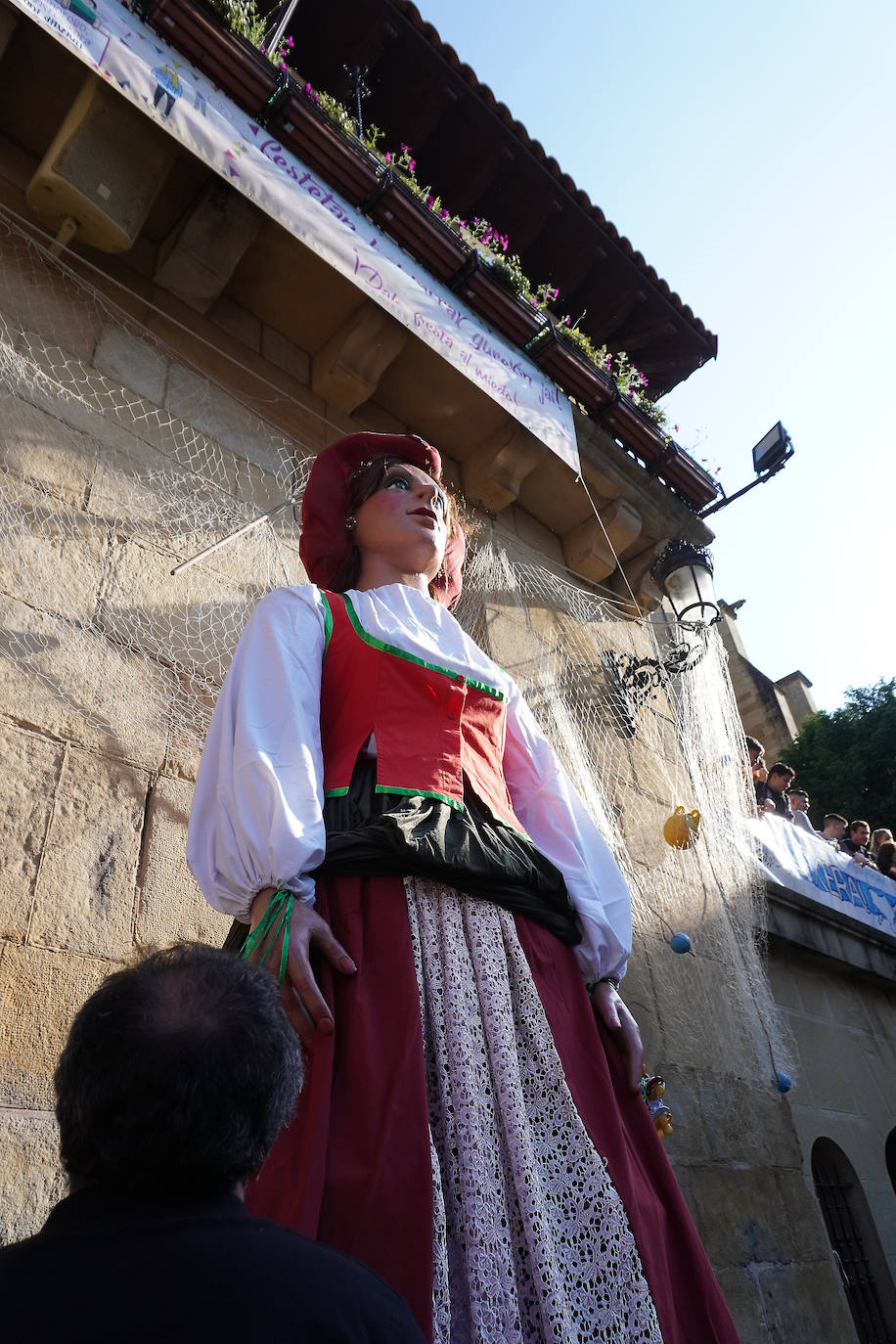 Fotos: El Pirata Zabarre y María Labaien vencen a la granizada y desembarcan